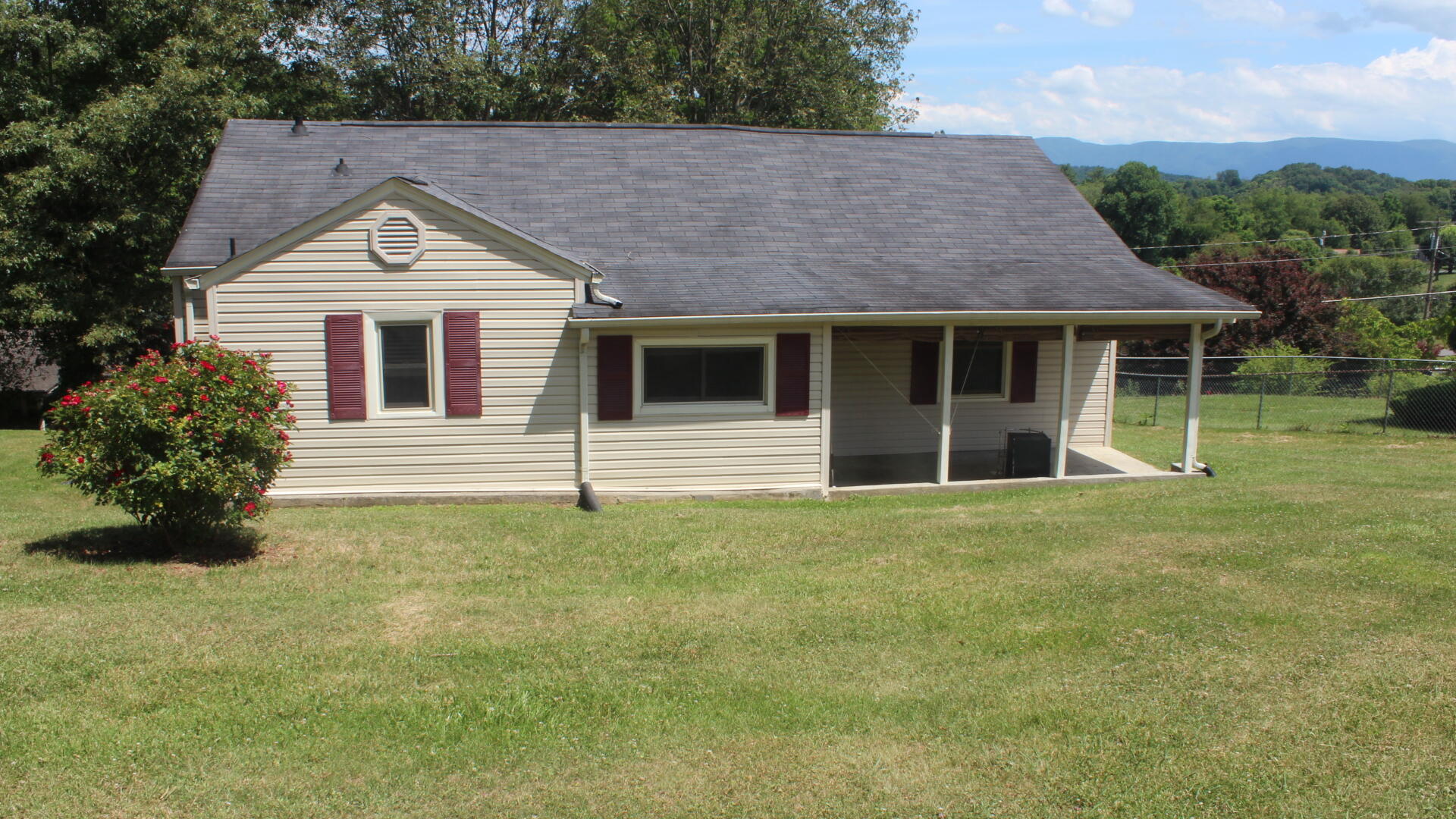 228 Jonesboro Road Bristol, TN 37620 - Photo 2 of 13 IMG_3459