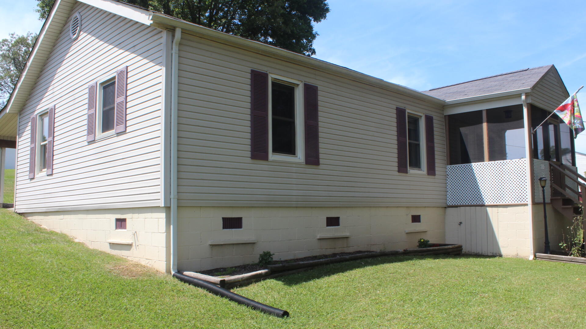 228 Jonesboro Road Bristol, TN 37620 - Photo 4 of 13 IMG_3463