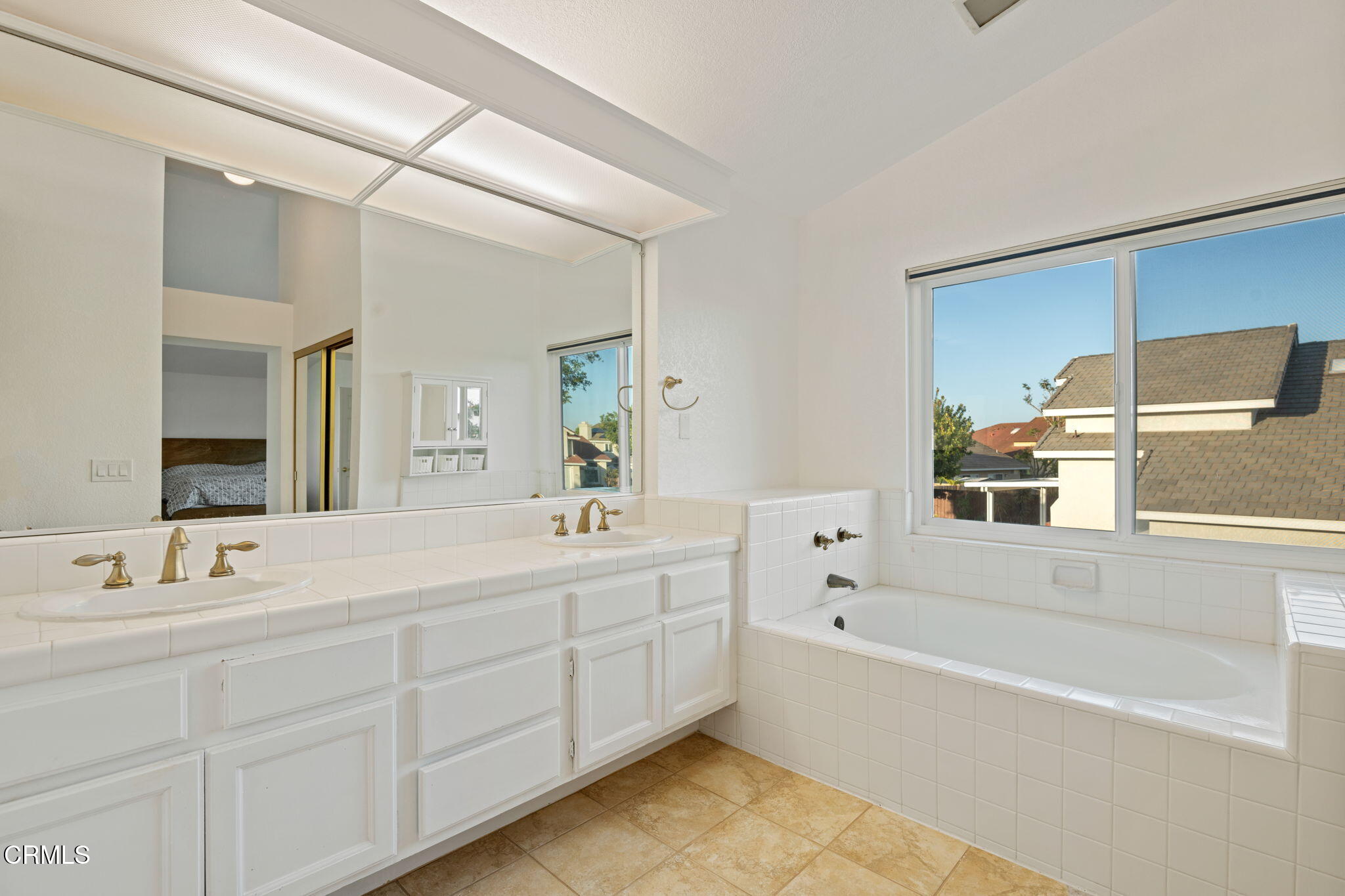 800 Coronado Place Oxnard, CA 93030 - Photo 6 of 43 25 - Primary Bathroom