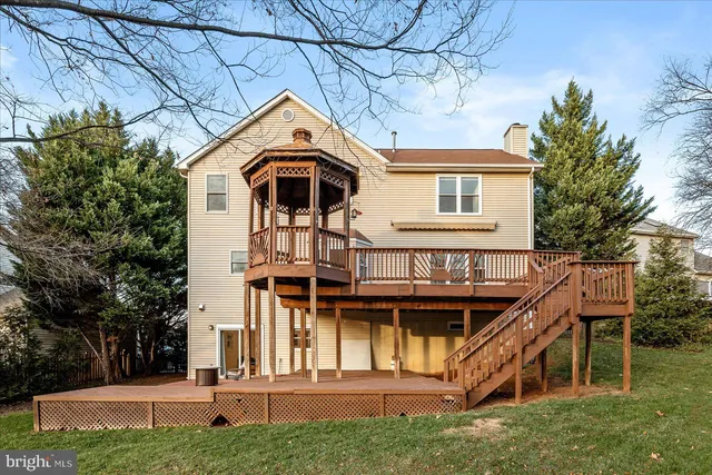 a view of a yard with a house