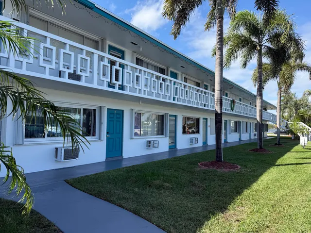 $120,000 | 2204 Lake Osborne Drive, Unit 5, Lake Worth Beach, FL 33461