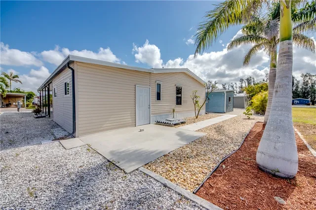 a view of a entryway front of the house