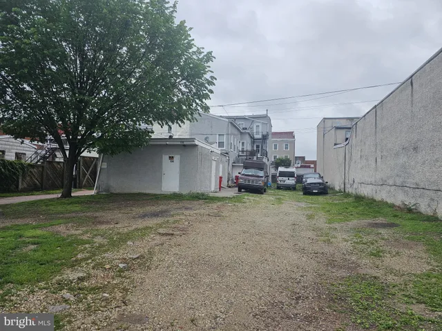 a view of a house with backyard and a tree