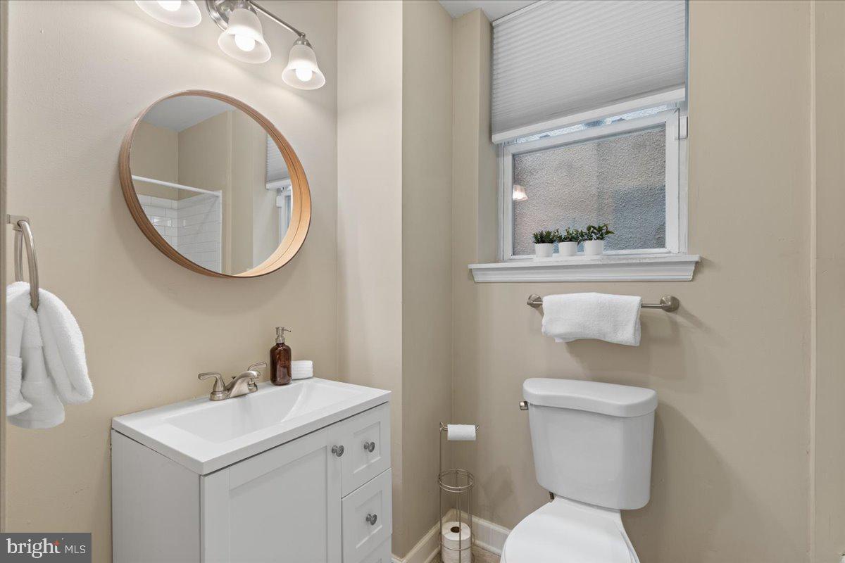 731 South Hanover Street, Unit R2 Baltimore, MD 21230 - Photo 14 of 17 a bathroom with a toilet a sink and mirror