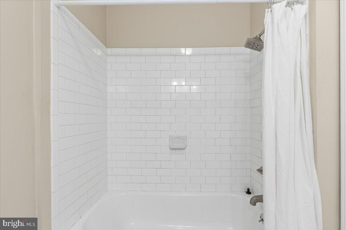 731 South Hanover Street, Unit R2 Baltimore, MD 21230 - Photo 15 of 17 a close up of a bathtub