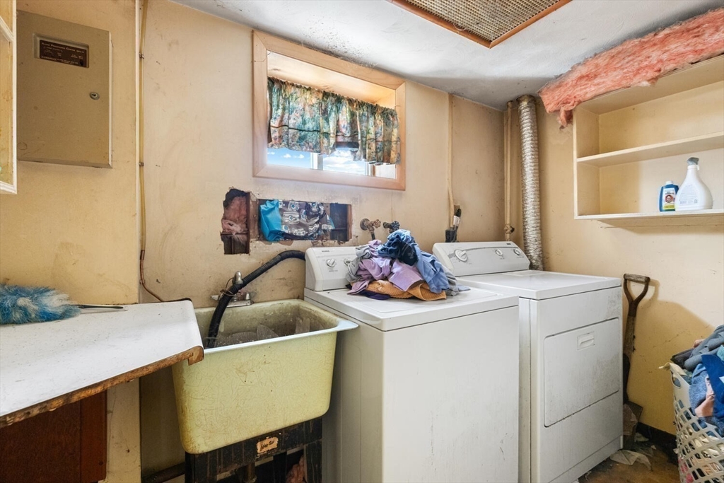 152 Springvale Avenue Everett, MA 02149 - Photo 28 of 30 a room with a table and chairs