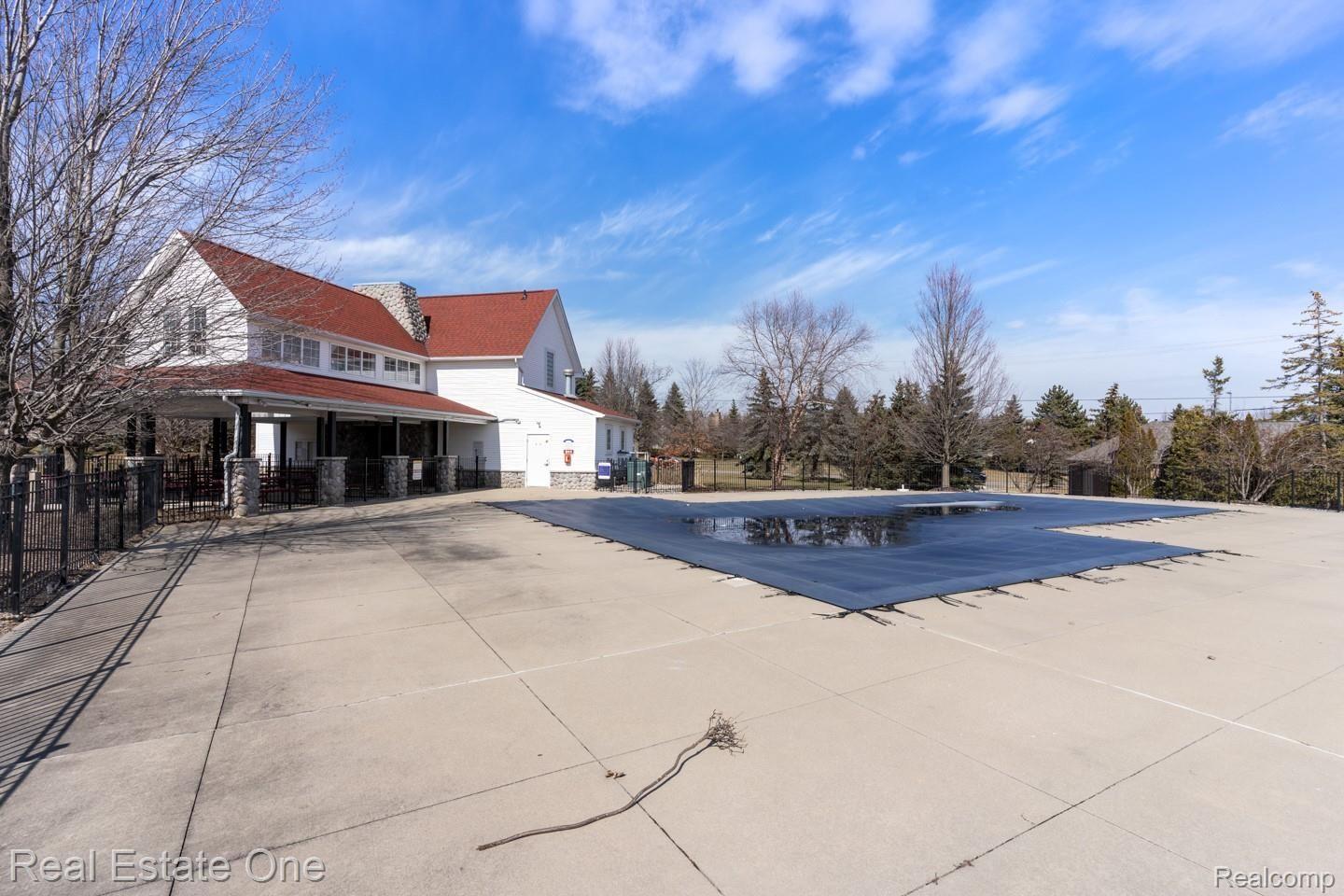 1107 Rock Valley Drive Rochester, MI 48307 - Photo 33 of 37 DSC05244.jpg