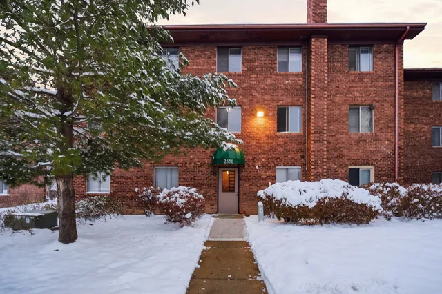 $1,800 | 2556 Waterbury Drive, Unit 1905, Woodridge, IL 60517