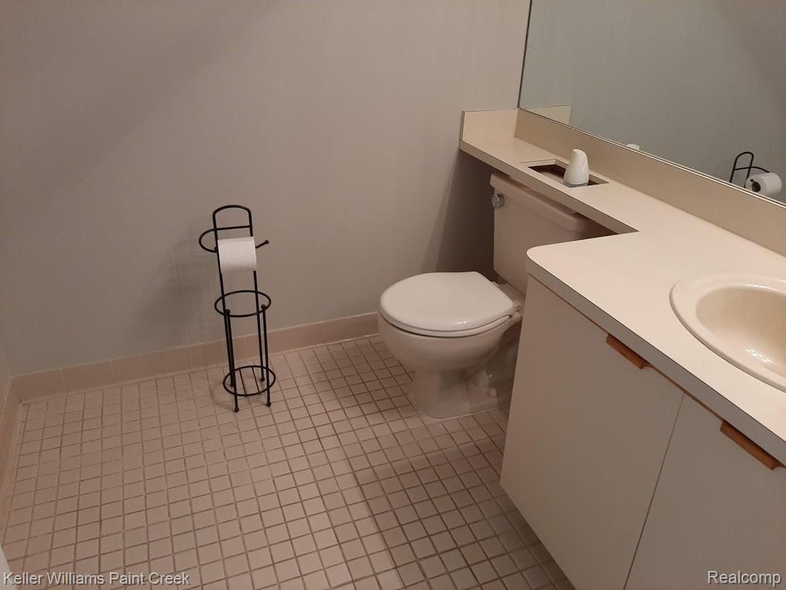 573 Victoria Court Rochester, MI 48307 - Photo 15 of 24 Bath1.jpg