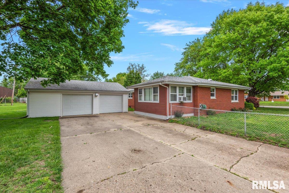 2301 Arrowhead Drive Springfield, IL 62702 - Photo 36 of 44