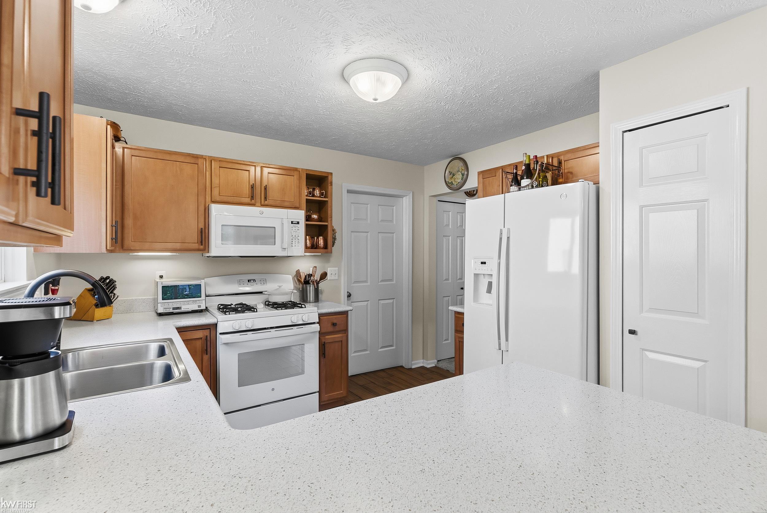 916 Spirea Howell, MI 48843 - Photo 6 of 42