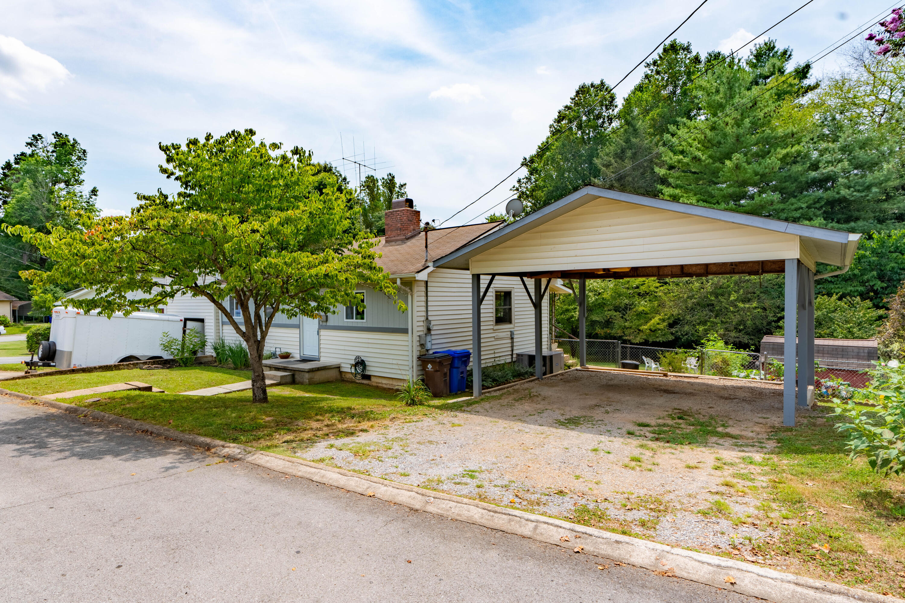 112 West Farragut Road Oak Ridge, TN 37830 - Photo 3 of 18 Detached Carport