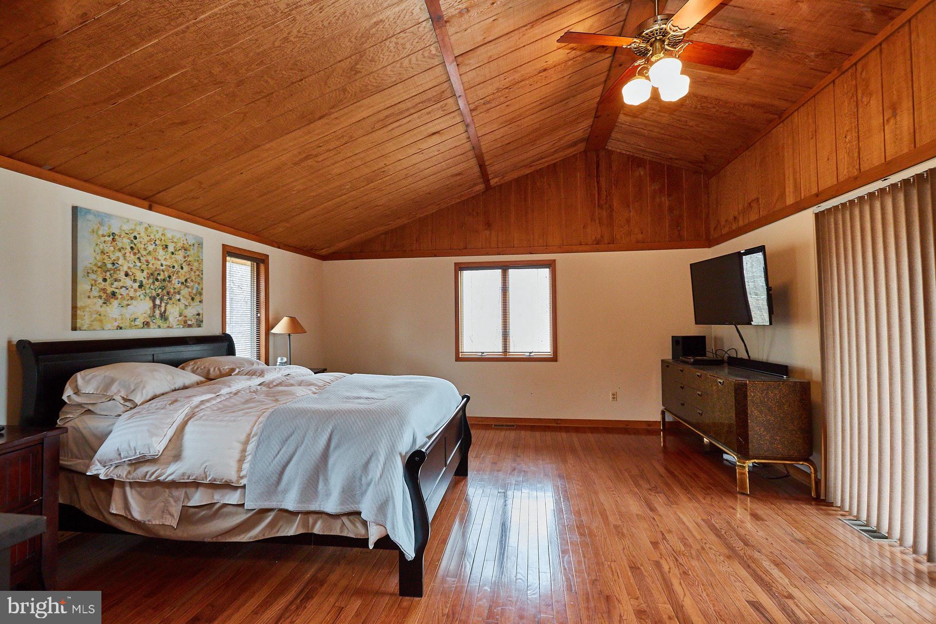 14045 Hume Road Hume, VA 22639 - Photo 17 of 43 Master Suite on Main Level
