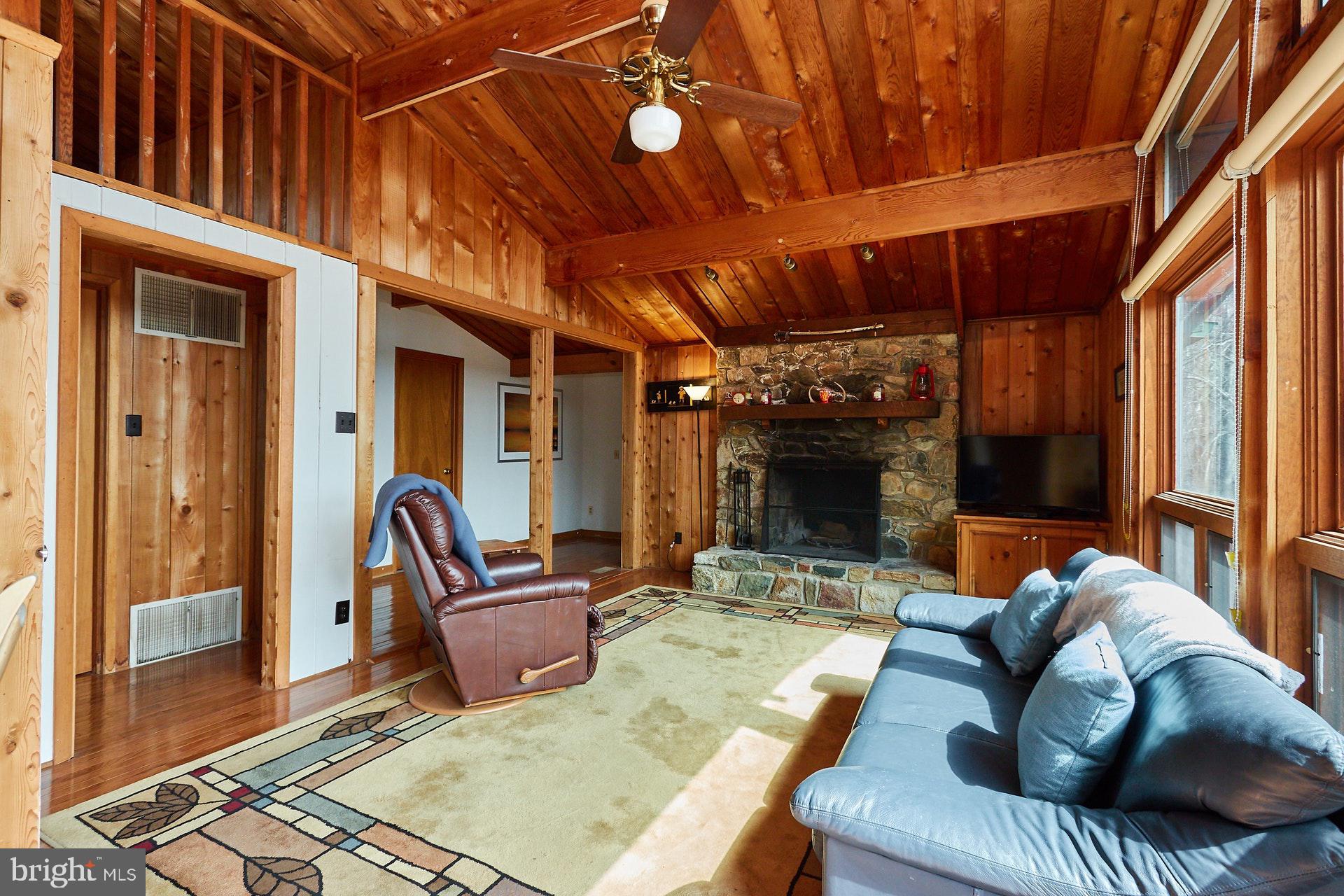 14045 Hume Road Hume, VA 22639 - Photo 9 of 43 Family Room on Main Level