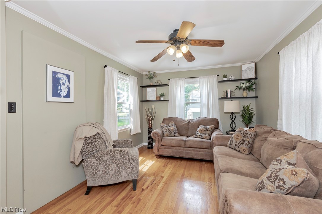1424 Ford Road Lyndhurst, OH 44124 - Photo 11 of 35 The sitting room off of the dining room.