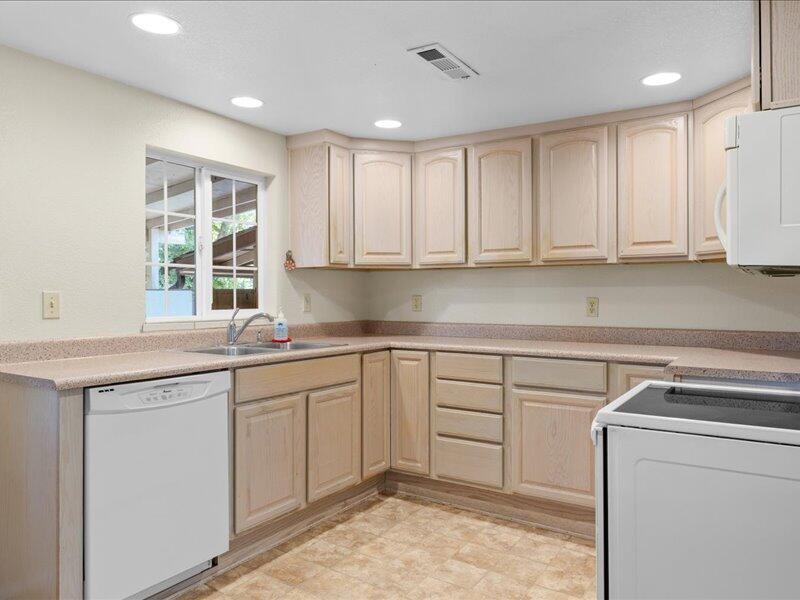 6554 Downing Road Central Point, OR 97502 - Photo 10 of 29 15-CI_7189