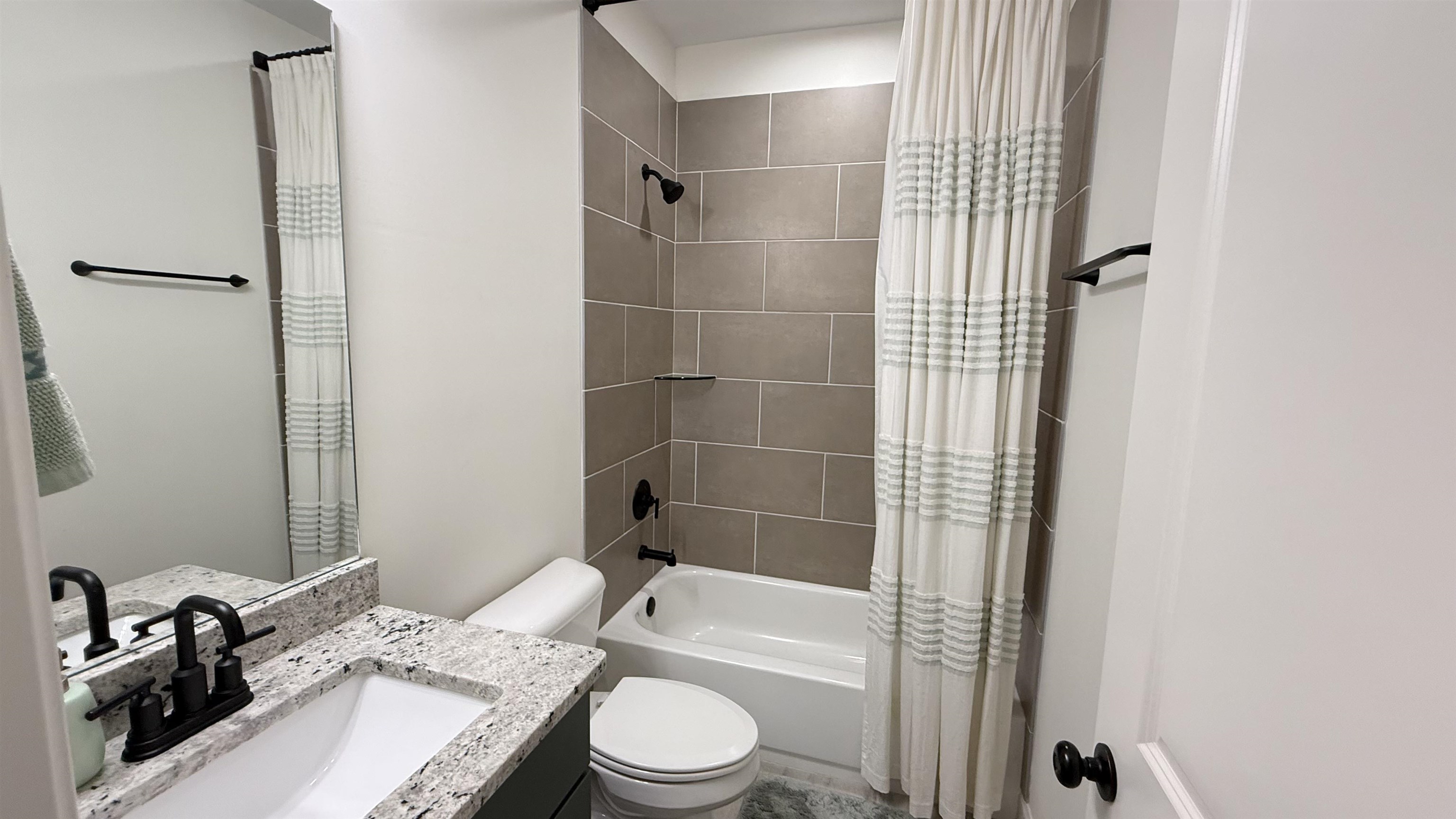 1746 Chadwick Farms Loop North Collierville, TN 38017 - Photo 22 of 35 Bathroom with vanity and shower / tub combo