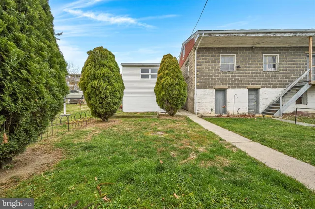a view of a house with backyard