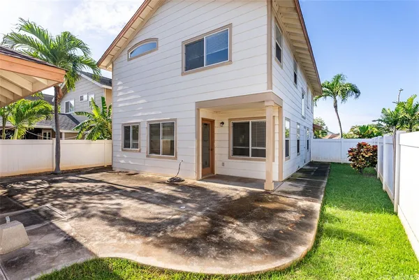 a view of a house with backyard