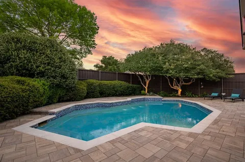 a view of pool with a yard