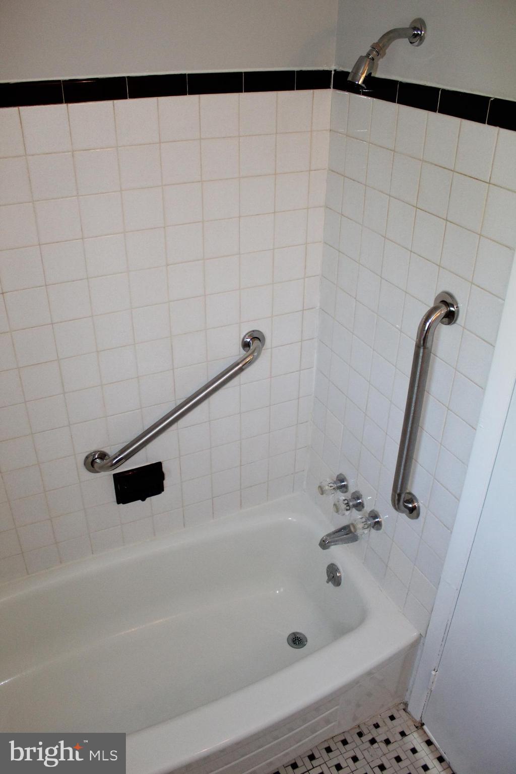 1211 Roberts Road Warminster, PA 18974 - Photo 21 of 25 Gallery Image 21