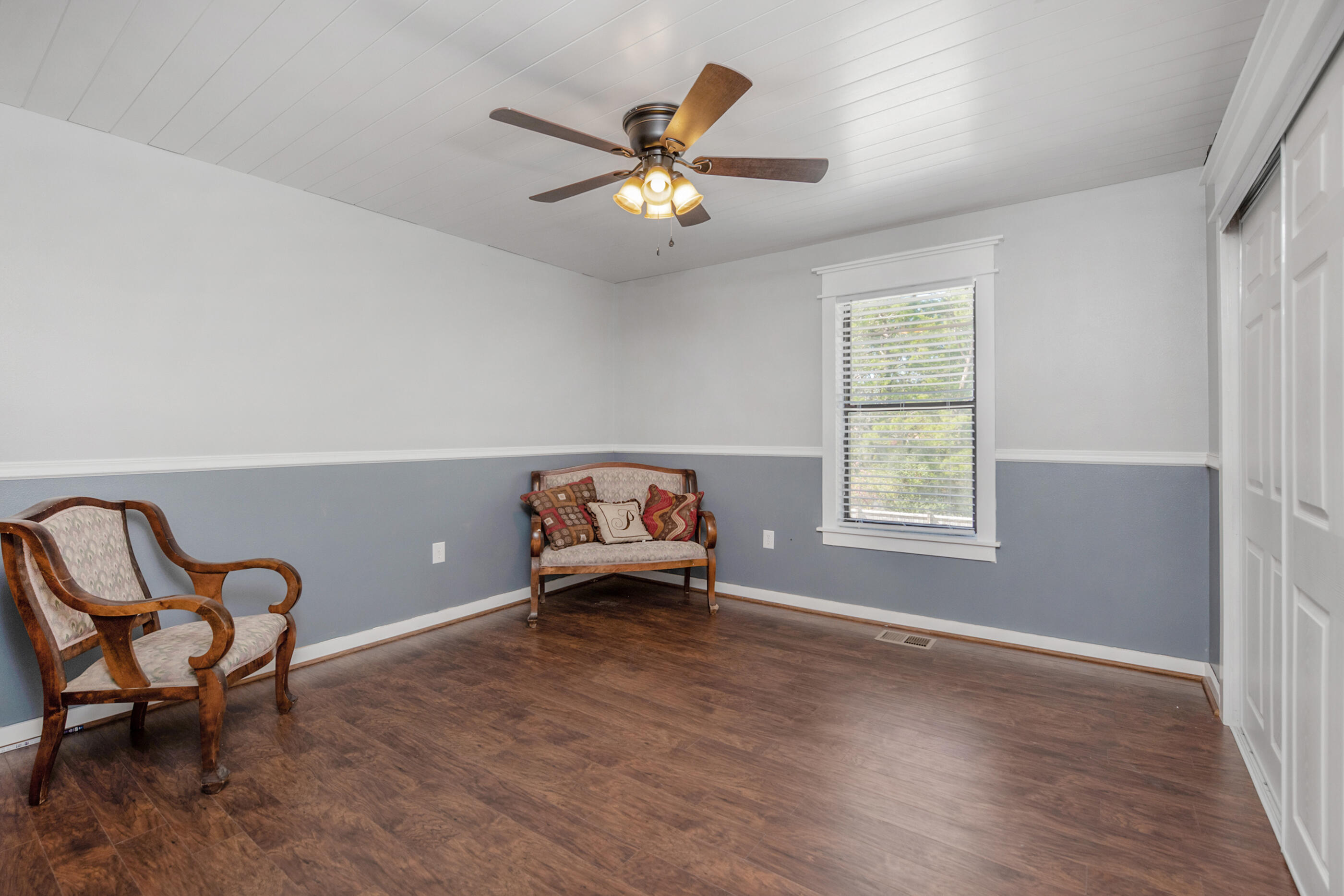 6539 Robar Tesora Street Navarre, FL 32566 - Photo 26 of 48 a living room with furniture and a window
