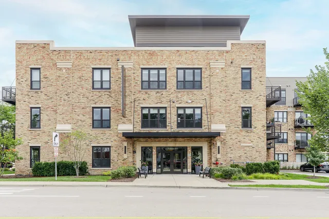 $2,065 | 101 West Liberty Street, Unit 115, Barrington, IL 60010
