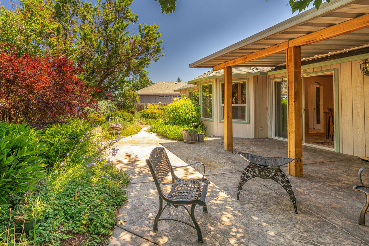 644 Benjamin Way Phoenix, OR 97535 - Photo 5 of 43 644 Benjamin (79 of 103)-Edit
