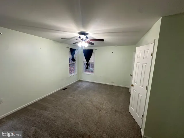 a view of empty room with window