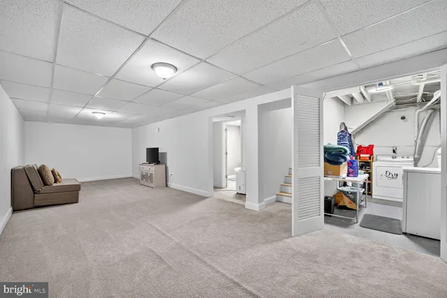 a view of livingroom with furniture