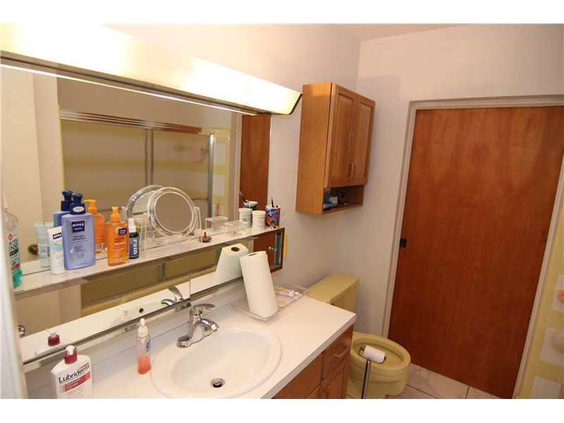 2009 North Park Road Hollywood, FL 33021 - Photo 7 of 21 Bathroom