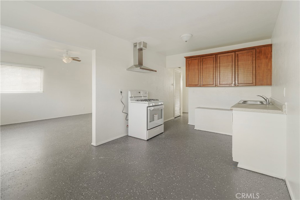 437 North Franklin Street Hemet, CA 92543 - Photo 5 of 25 a utility room with cabinets washer and dryer