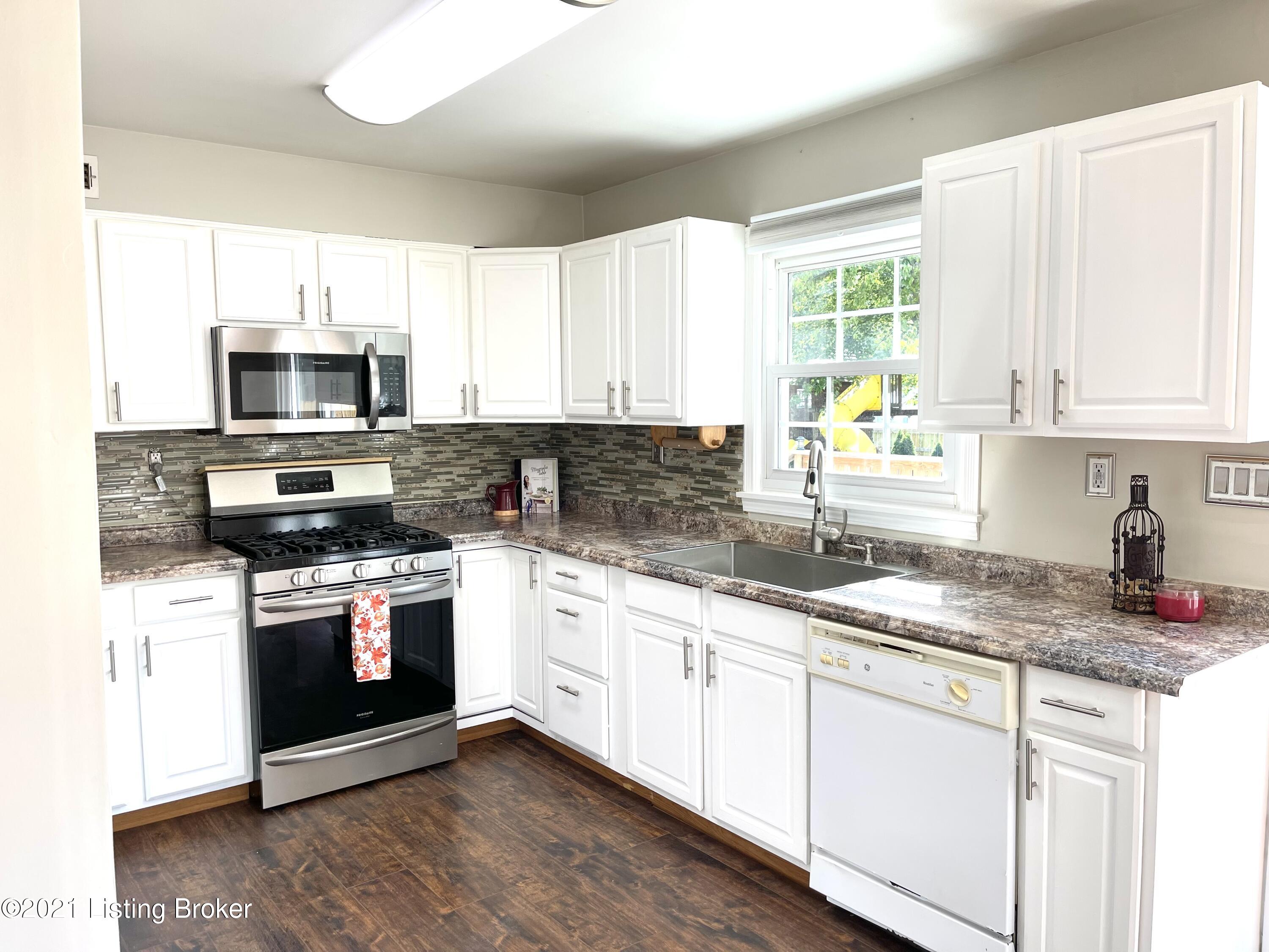 9216 New Maple Road Louisville, KY 40229 - Photo 2 of 30 93990C1E-6790-47A7-903F-6E896144E808