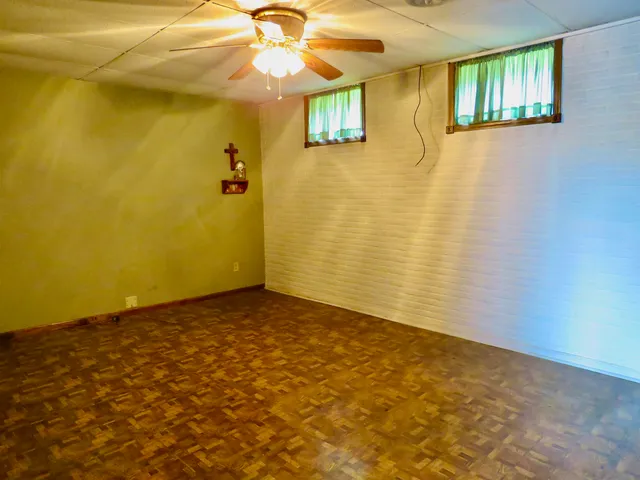 a view of a backyard