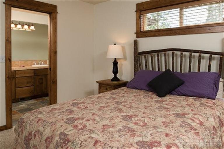 26 Oregon Loop Sunriver, OR 97707 - Photo 10 of 19 First floor master suite offers privacy