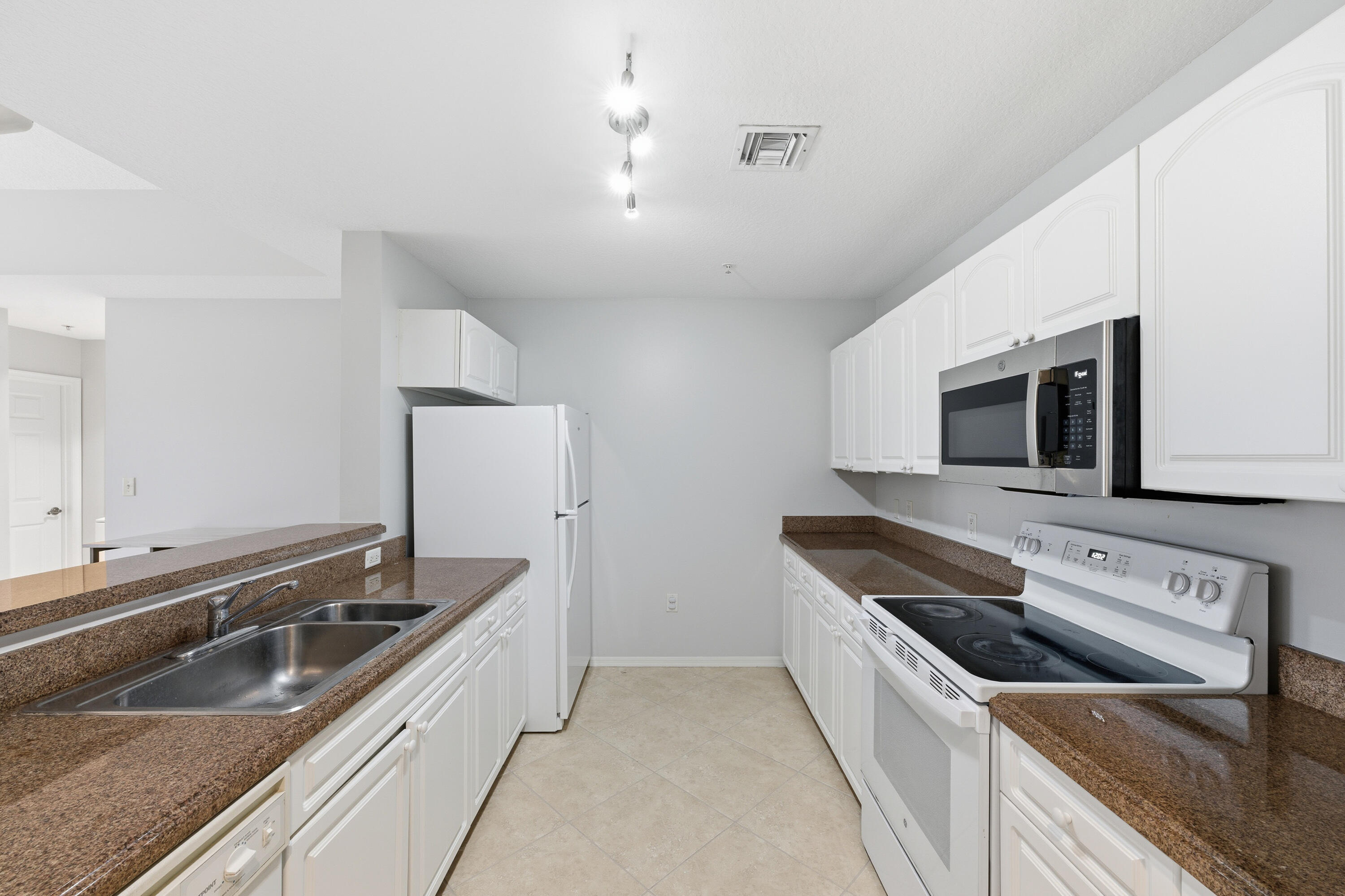 1209 Main Street, Unit 301 Jupiter, FL 33458 - Photo 5 of 22 Kitchen