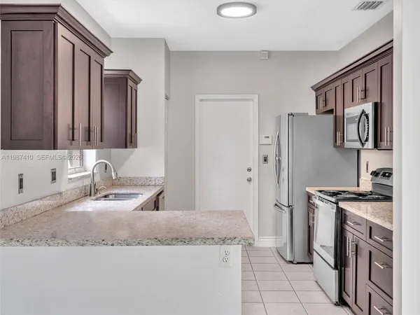 $4,000 | 1498 Southwest 106th Avenue, Unit 1498, Pembroke Pines, FL 33025