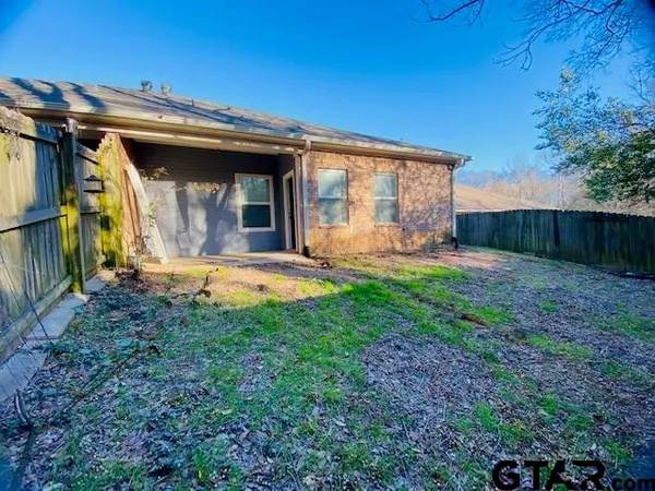 a view of a house with backyard porch and garden