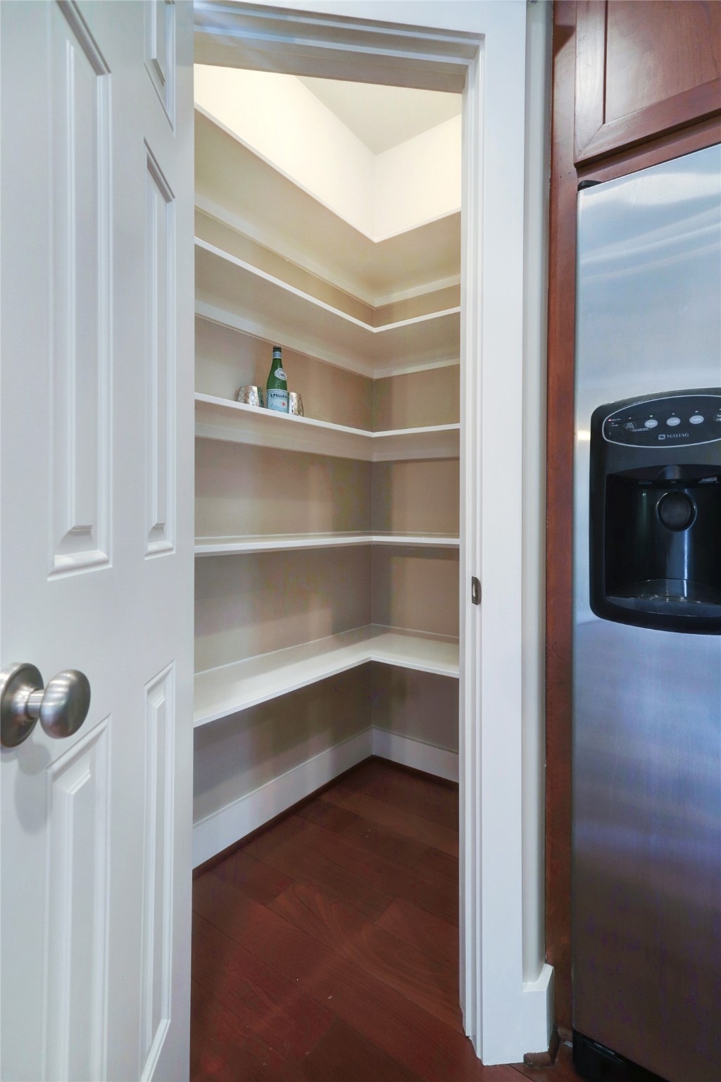 1047 West 16th Street Houston, TX 77008 - Photo 16 of 36 a view of a hallway with closet