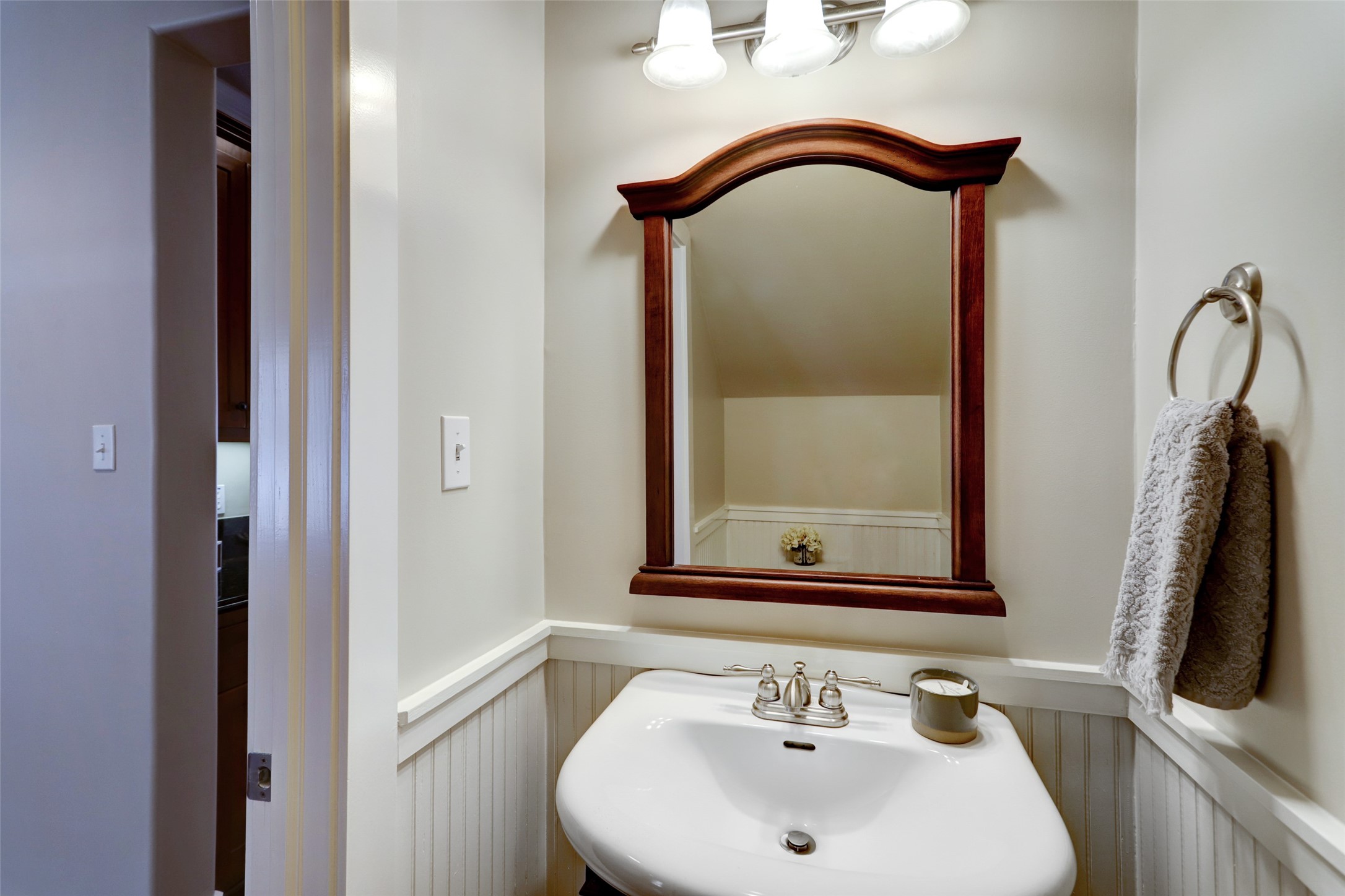 1047 West 16th Street Houston, TX 77008 - Photo 17 of 36 a bathroom with a sink and a mirror