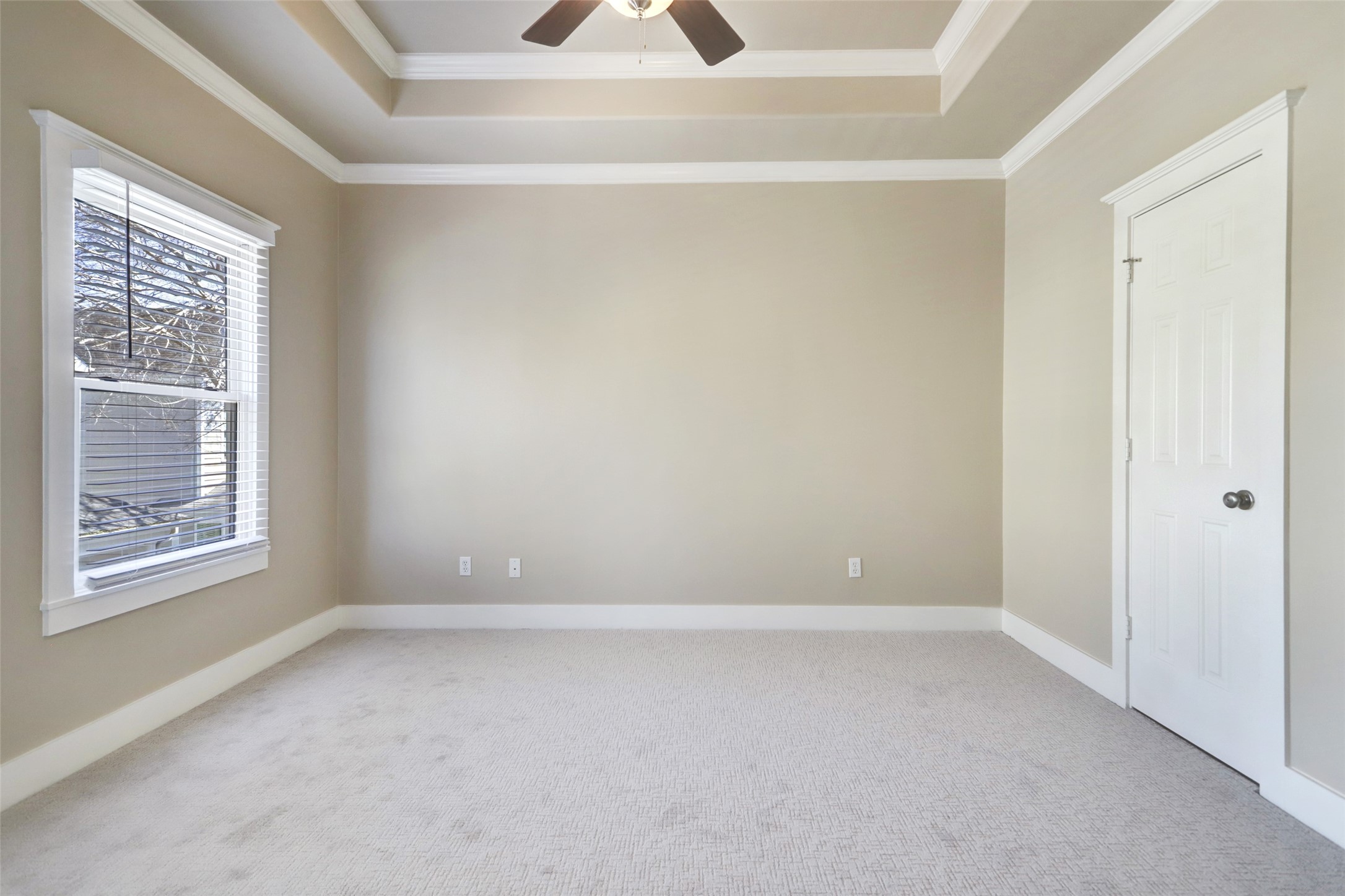 1047 West 16th Street Houston, TX 77008 - Photo 18 of 36 an empty room with a window