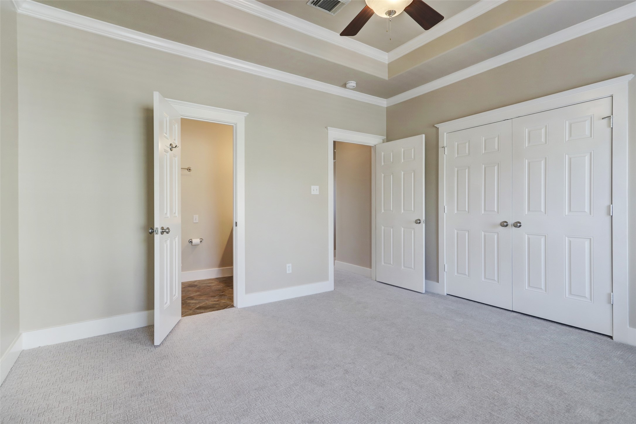 1047 West 16th Street Houston, TX 77008 - Photo 20 of 36 an empty room with closet and a ceiling fan