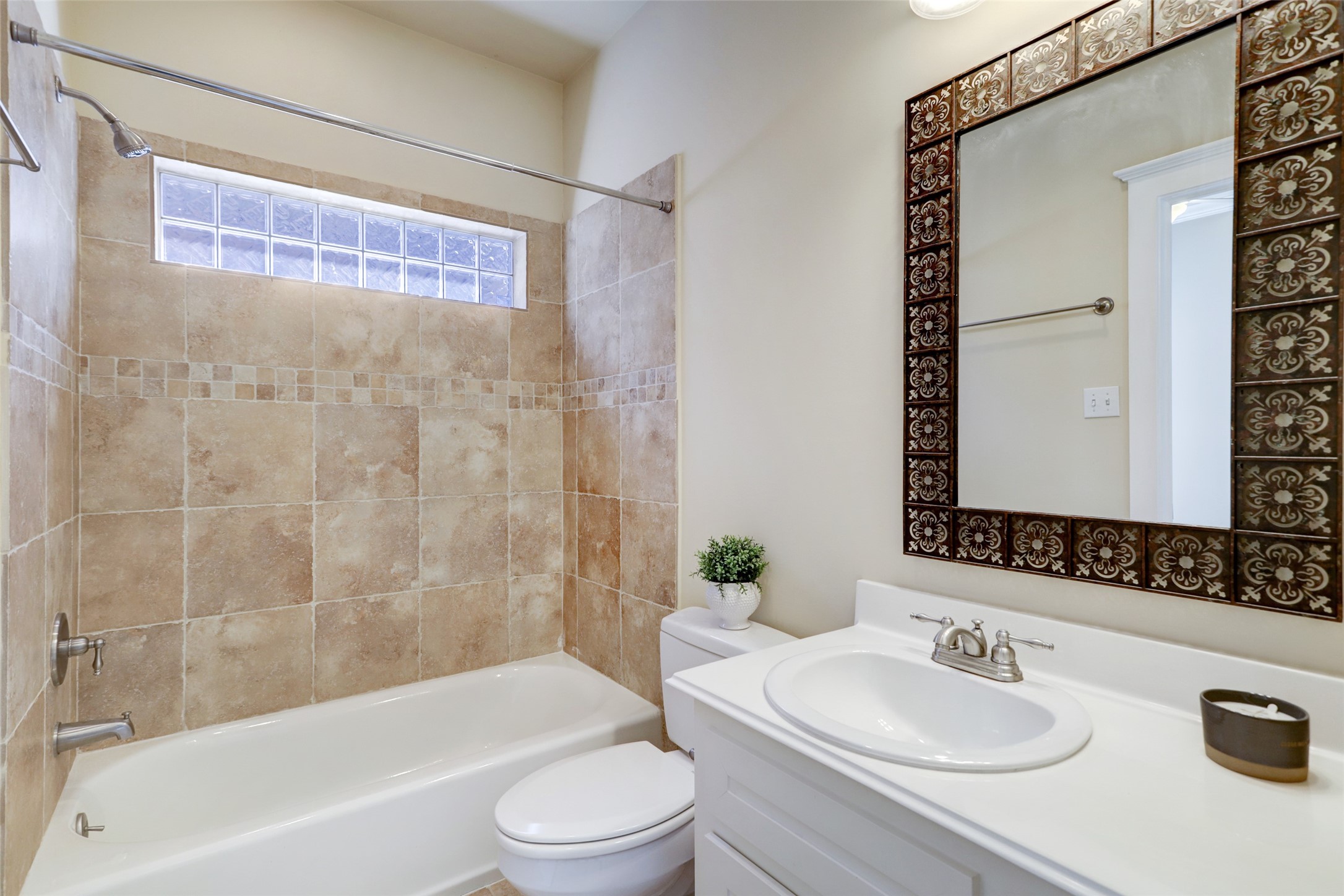 1047 West 16th Street Houston, TX 77008 - Photo 24 of 36 a bathroom with a bathtub shower sink and a toilet