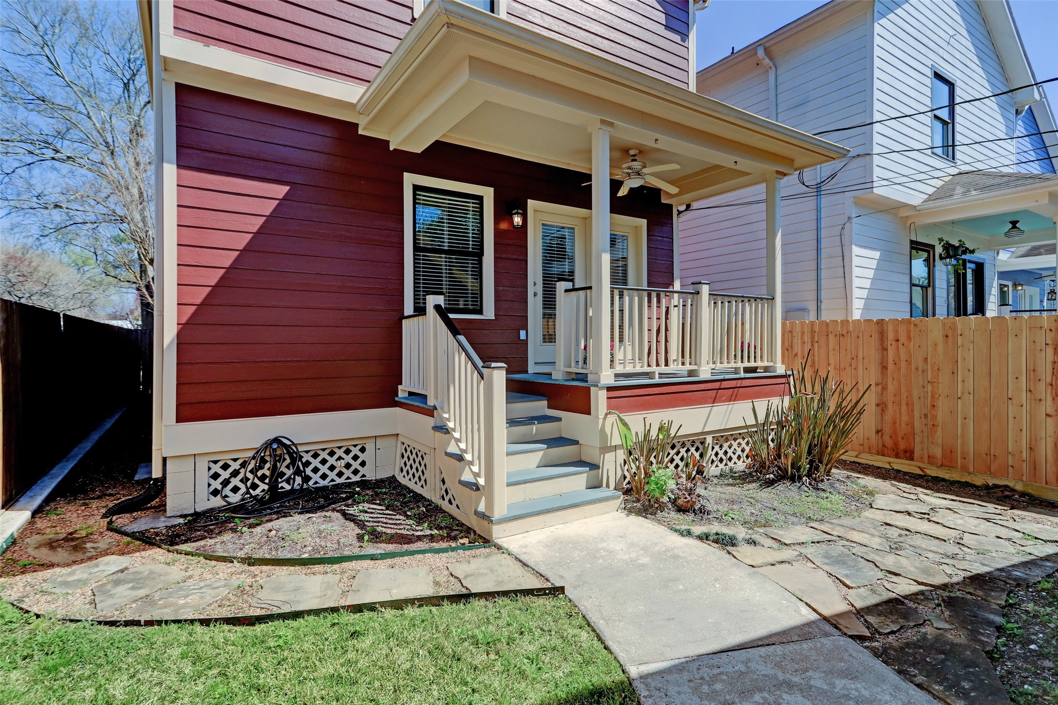 1047 West 16th Street Houston, TX 77008 - Photo 30 of 36 a front view of a house