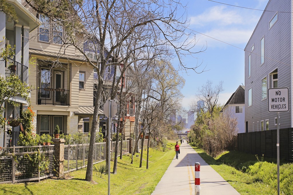 1047 West 16th Street Houston, TX 77008 - Photo 36 of 36 a front view of a building with an outdoor space