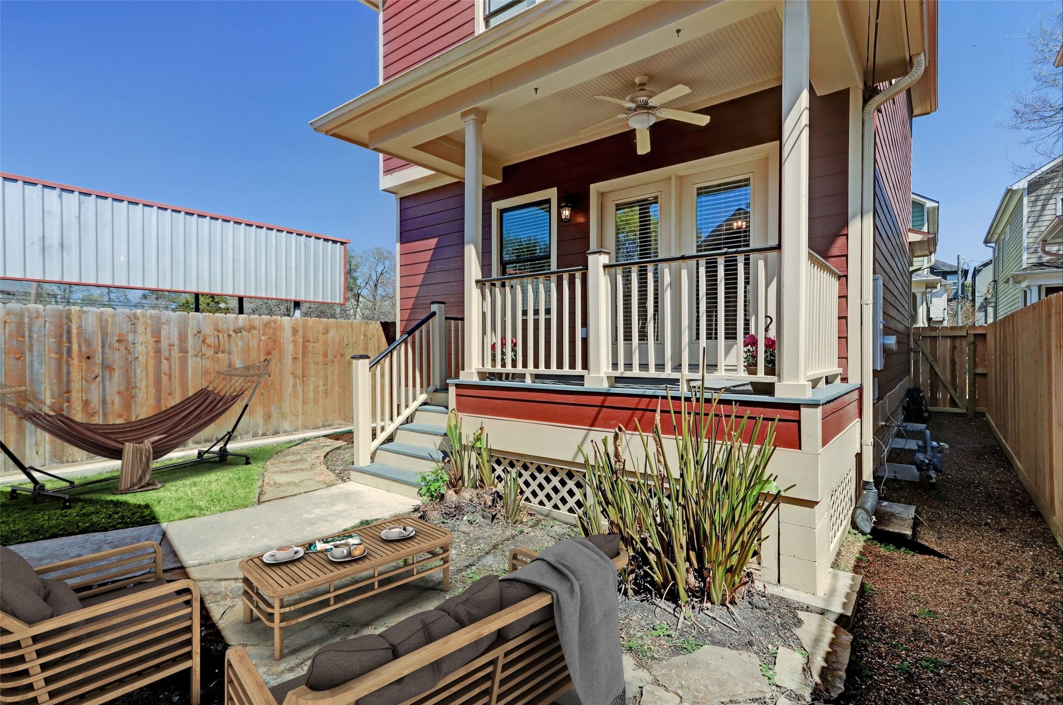 1047 West 16th Street Houston, TX 77008 - Photo 4 of 36 a front view of a house with a garden