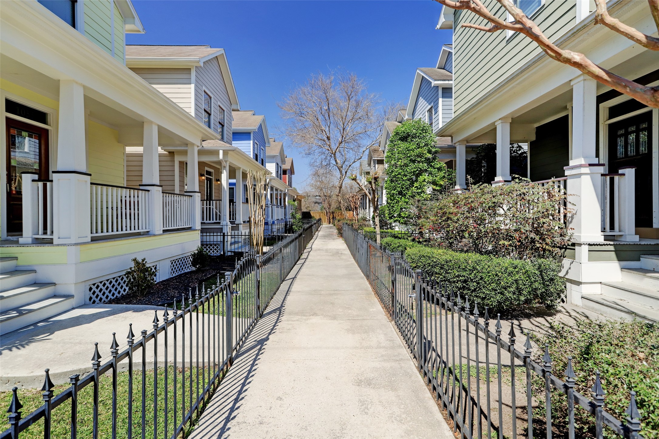 1047 West 16th Street Houston, TX 77008 - Photo 6 of 36 a view of a house with a balcony
