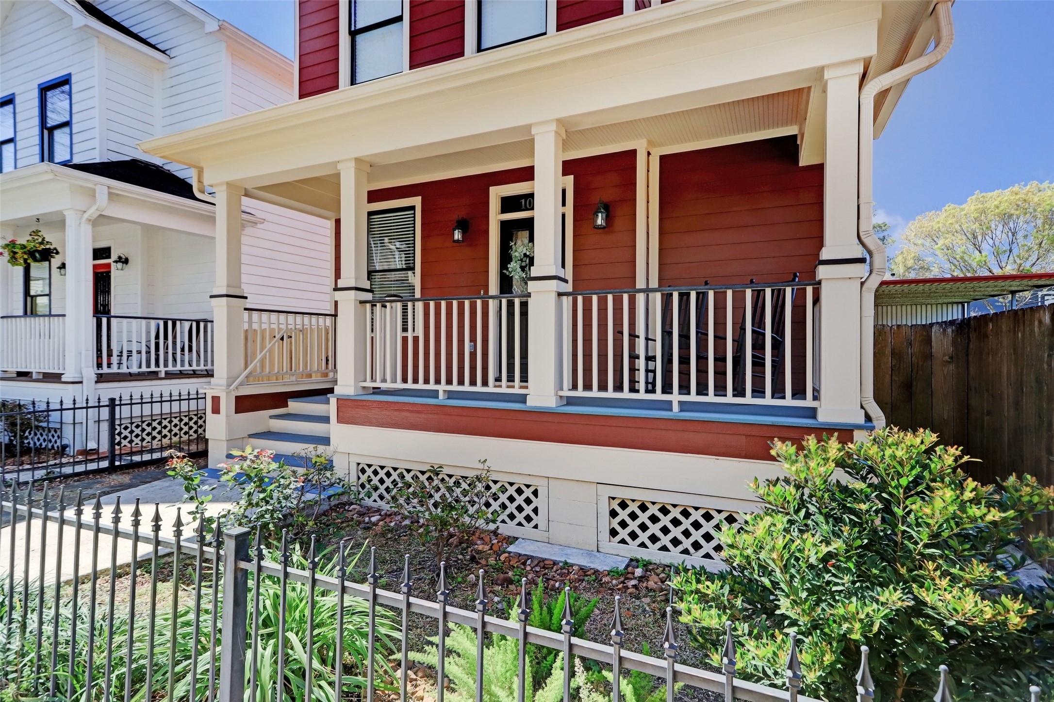1047 West 16th Street Houston, TX 77008 - Photo 7 of 36 a front view of a house