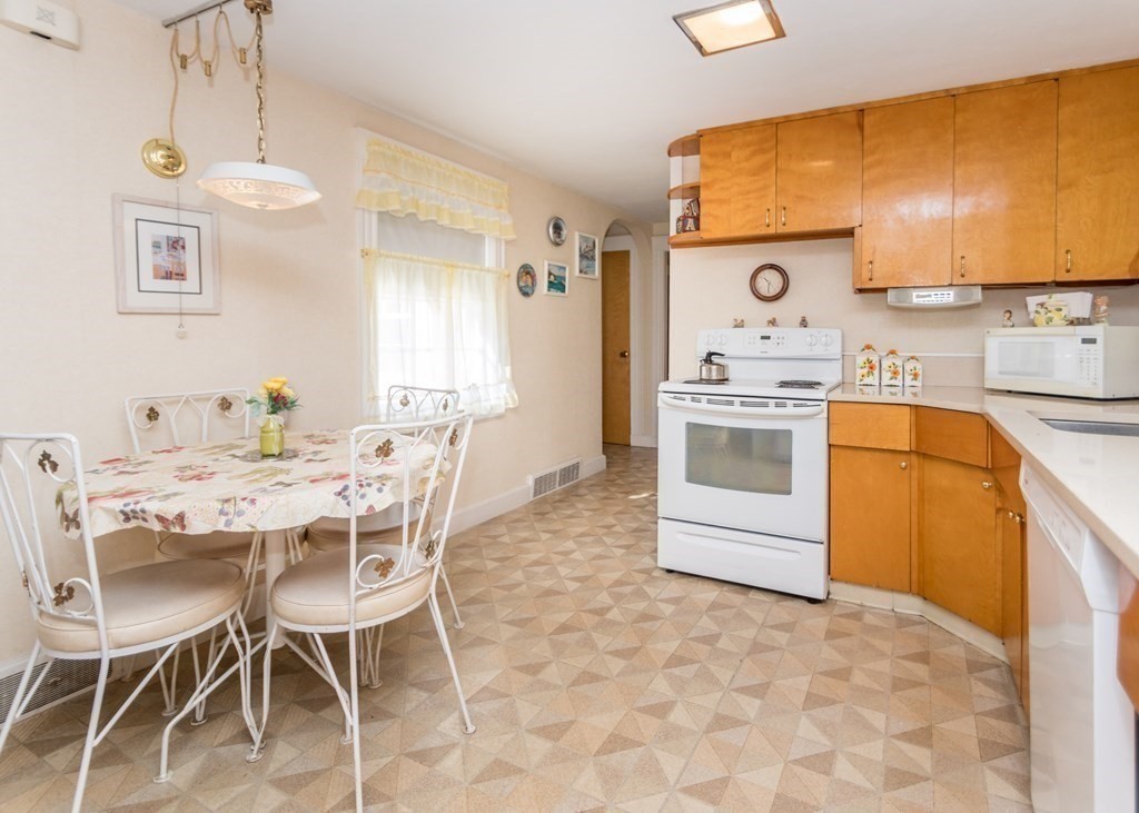 1393 Trapelo Road Waltham, MA 02451 - Photo 4 of 37