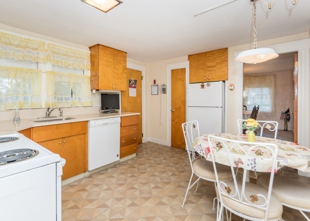 1393 Trapelo Road Waltham, MA 02451 - Photo 5 of 37